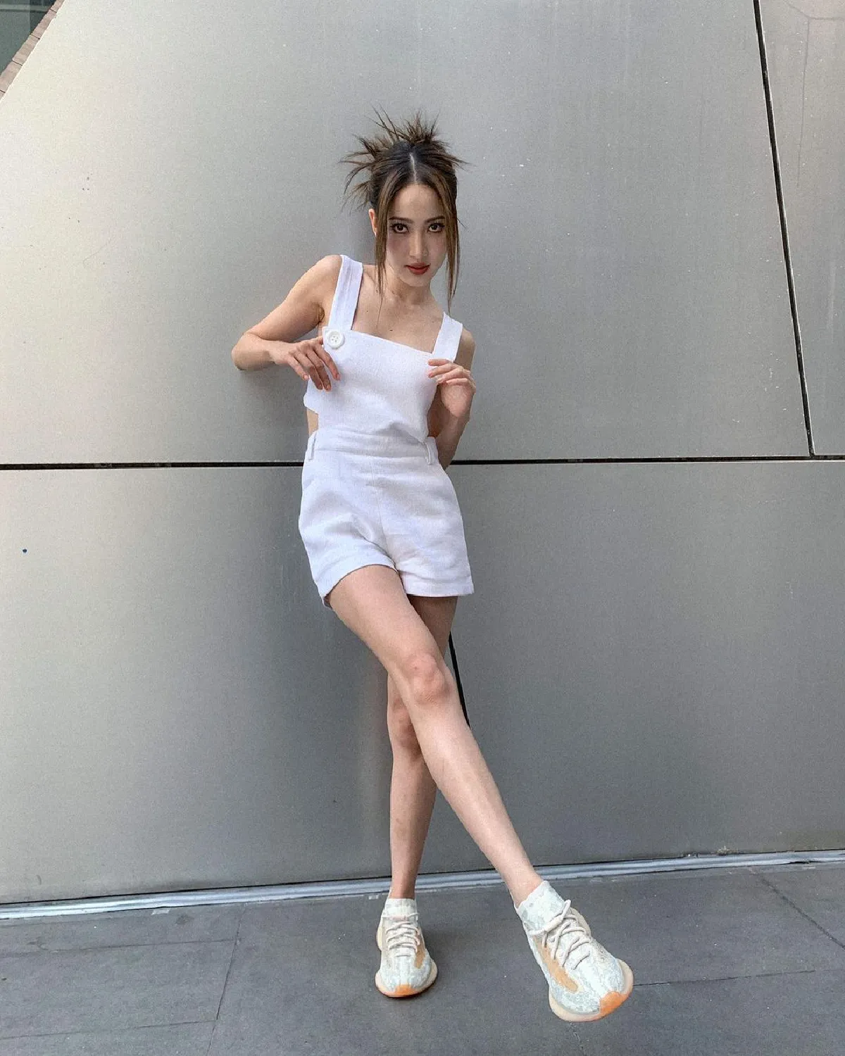 แต้ว ณฐพร เซ็กซี่สดใสในชุดเอี๊ยมสีขาว จัดเต็มท่าโพสสุดปัง 