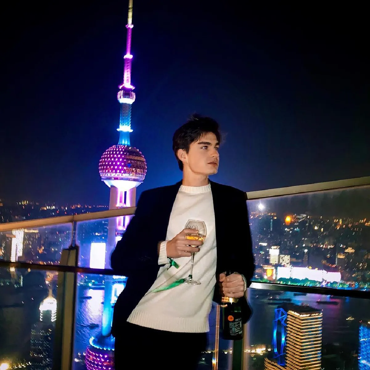 วาดิม เจอดราม่าเบาๆ หลังโพสต์รูปจูบแฟนใหม่ ชาวเน็ตถามคิดถึงลูกสาวไหม