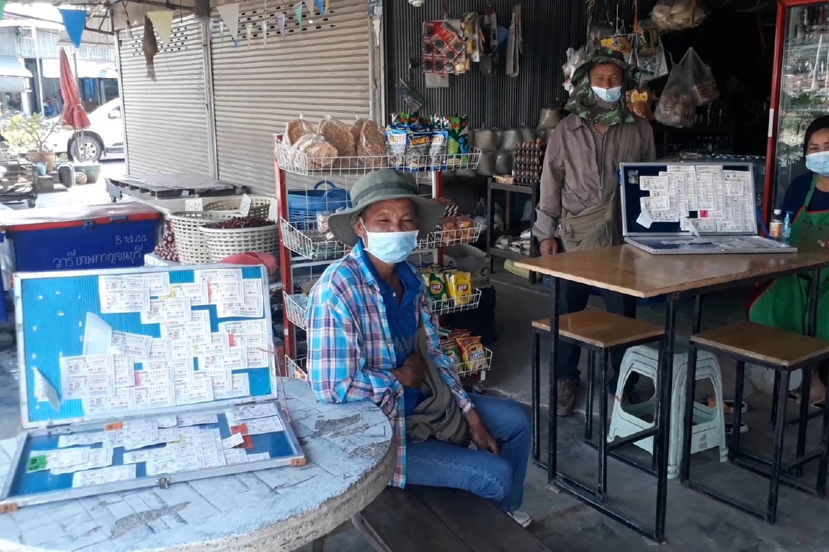 พิษโควิดทำลายอาชีพ! พ่อค้าลอตเตอรี่โอดสลากเหลือเต็มแผง