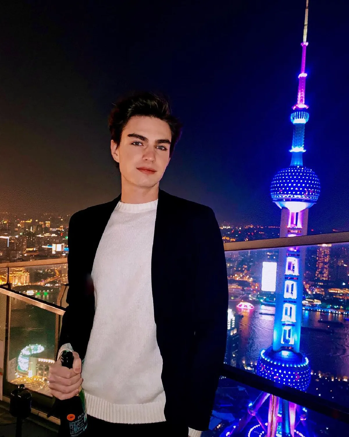 วาดิม เจอดราม่าเบาๆ หลังโพสต์รูปจูบแฟนใหม่ ชาวเน็ตถามคิดถึงลูกสาวไหม