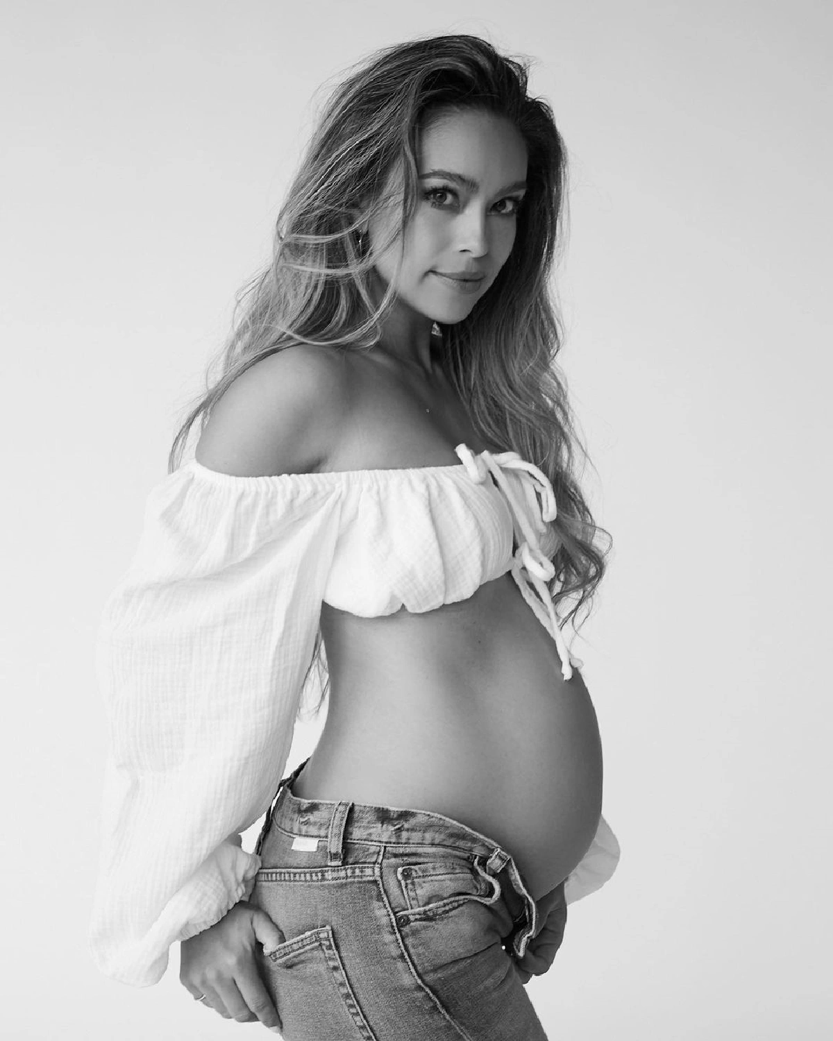 เทย่า โรเจอร์ อวดท้องโตก่อนคลอด เผลอแปปเดียว 9 เดือนแล้ว