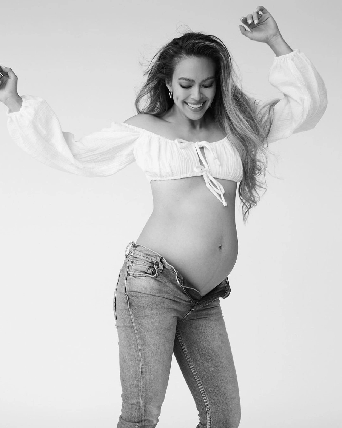 เทย่า โรเจอร์ อวดท้องโตก่อนคลอด เผลอแปปเดียว 9 เดือนแล้ว