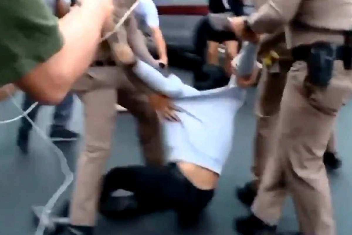 ตำรวจจับการ์ดปลดแอกชุมนุมอนุสารีย์ชัยฝ่าฝืนพ.ร.ก.ฉุกเฉินคุมโควิด