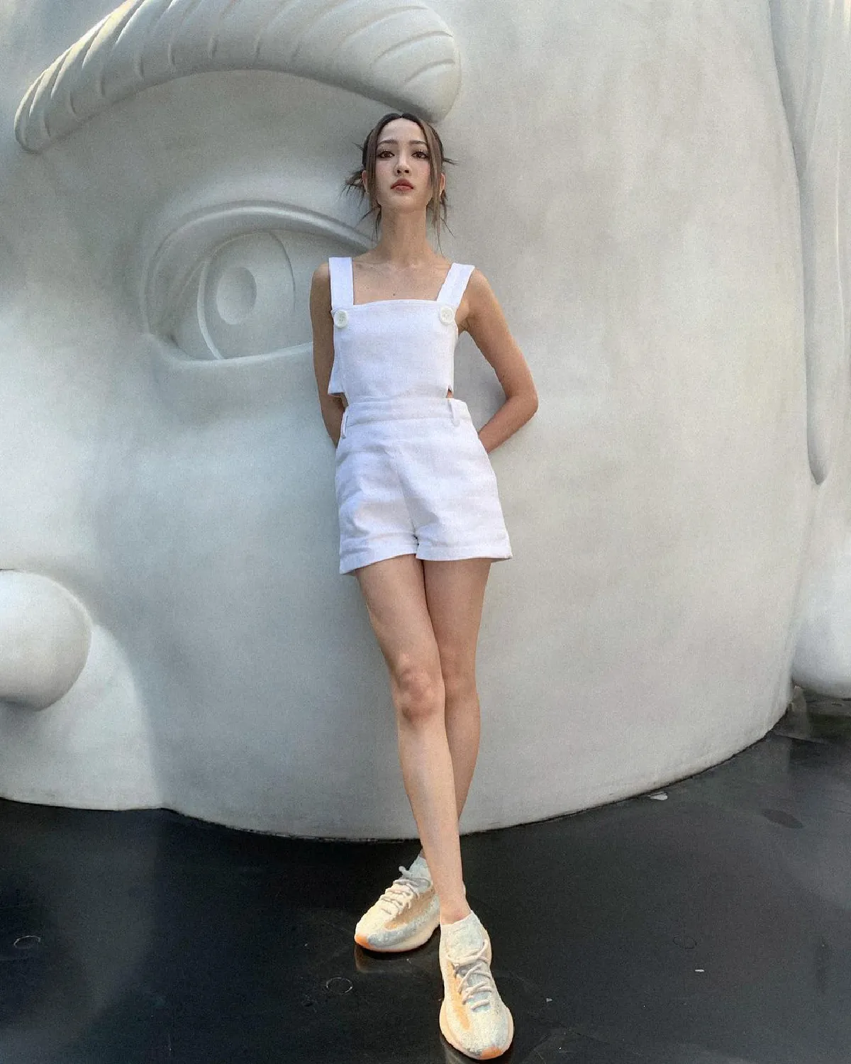 แต้ว ณฐพร เซ็กซี่สดใสในชุดเอี๊ยมสีขาว จัดเต็มท่าโพสสุดปัง 