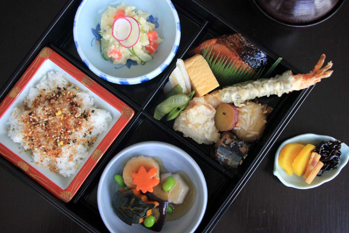 สั่งอาหารญี่ปุ่นจากห้องอาหารที่ได้รับมิชลิน เพลท จากมิชลิน ไกด์ ไปกินที่บ้านได้แล้ว สั่งอาหารญี่ปุ่นจากห้องอาหารที่ได้รับมิชลิน เพลท จากมิชลิน ไกด์ ไปกินที่บ้านได้แล้ว