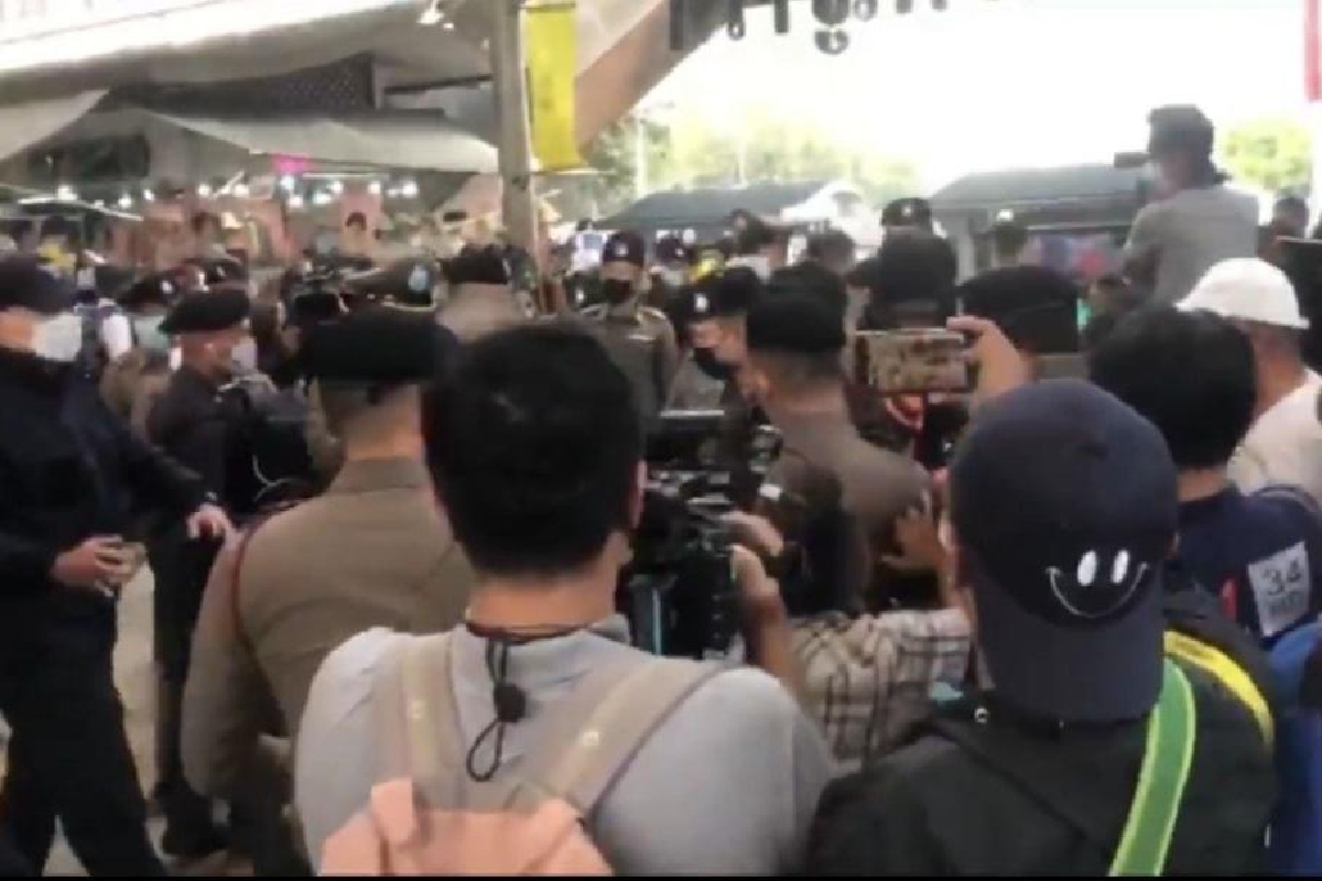 พบตัวการ์ดกลุ่มปลดแอกที่หายตัวลึกลับถูกนำไปปล่อยแถวบีทีเอสเคหะ พบตัวการ์ดกลุ่มปลดแอกที่หายตัวลึกลับถูกนำไปปล่อยแถวบีทีเอสเคหะ