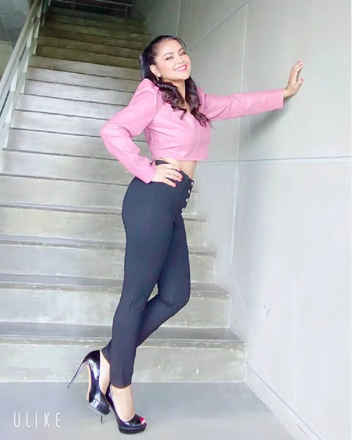   "ตั๊ก ศิริพร” อวดหน้าท้องแบนราบในชุดเอวลอย เผยให็เห็นรอยสักแว็บๆ 