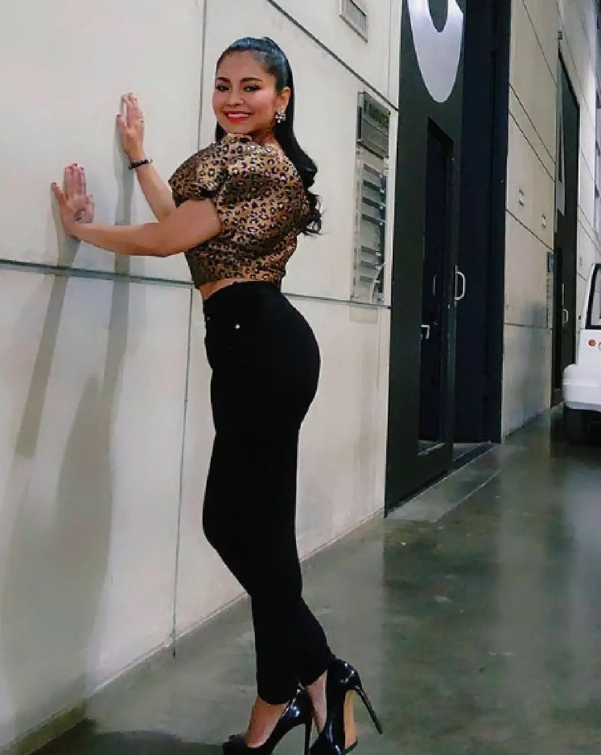   "ตั๊ก ศิริพร” อวดหน้าท้องแบนราบในชุดเอวลอย เผยให็เห็นรอยสักแว็บๆ 