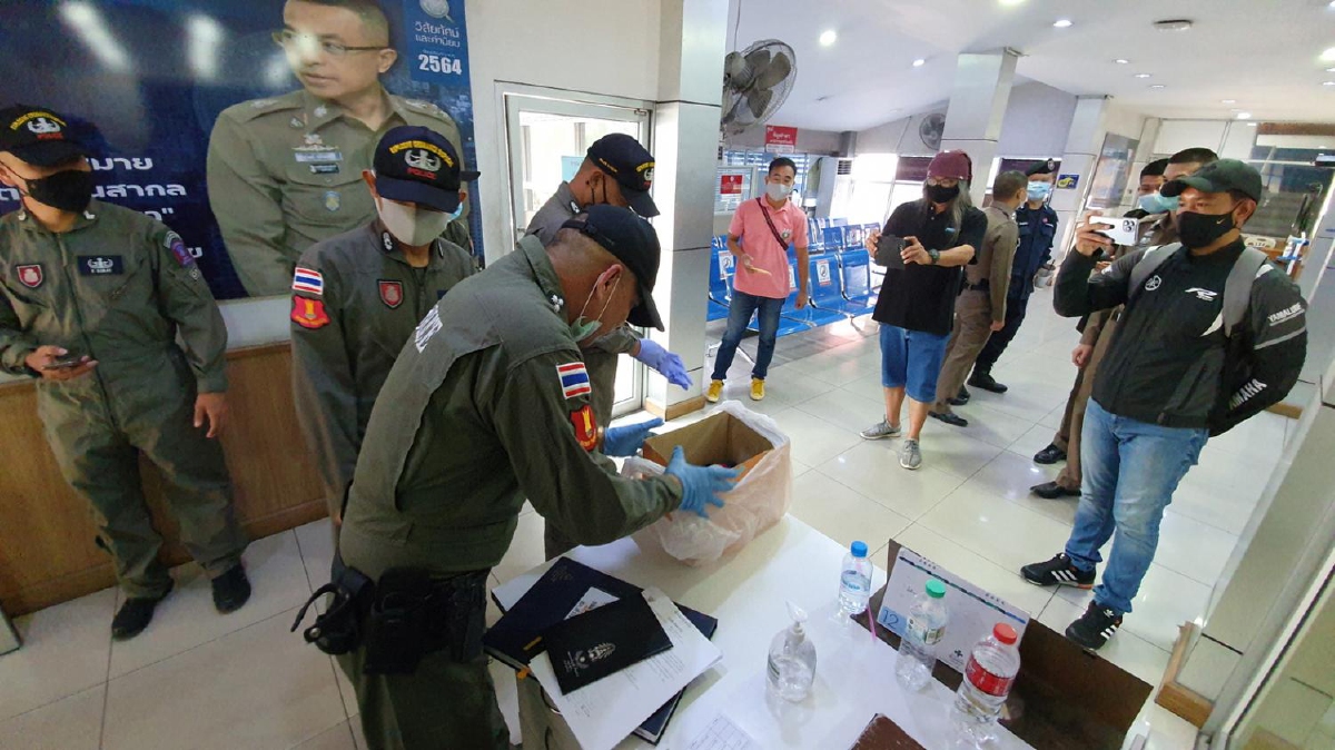 ตร.กว่า1กองร้อยตรึงรอบโรงพักสำโรงเหนือหวั่นการ์ดอาชีวะชิงผู้ต้องหา ตร.กว่า1กองร้อยตรึงรอบโรงพักสำโรงเหนือหวั่นการ์ดอาชีวะชิงผู้ต้องหา