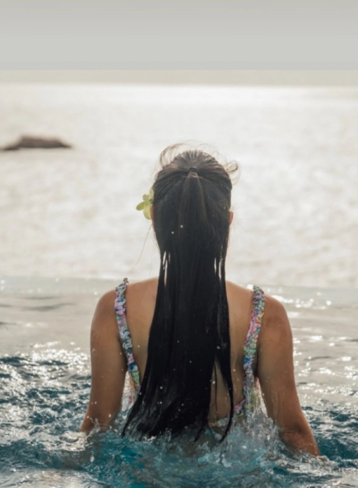 "นุ่น วรนุช" จัดเต็มความแซ่บในภาพเซ็ตชุดว่ายน้ำ เผยผิวออร่าท้าแสง