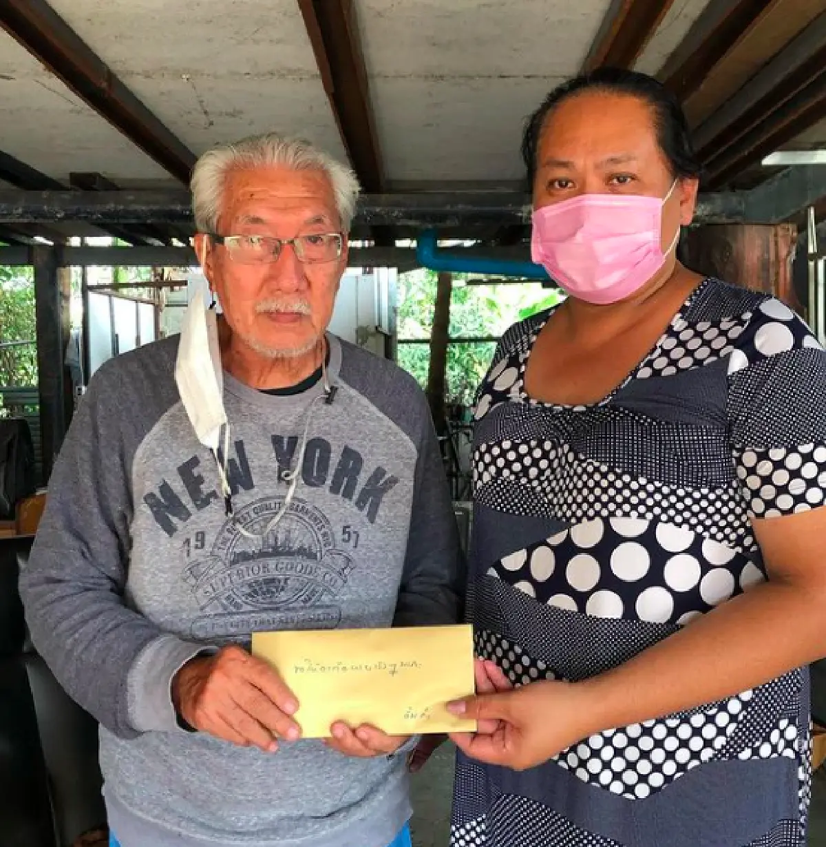 “อั้ม พัชราภา” ส่งตัวแทนไปเยี่ยมและมอบเงินให้แก่นักแสดงอาวุโส ที่เคยร่วมงานกัน