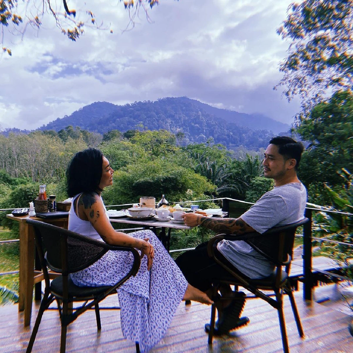 "ดา เอ็นโดรฟิน" จัดทริปสวีท "เดนนิส ไทยคูน" นอนแช่น้ำกลางแจ้งกันแบบหวานเว่อร์