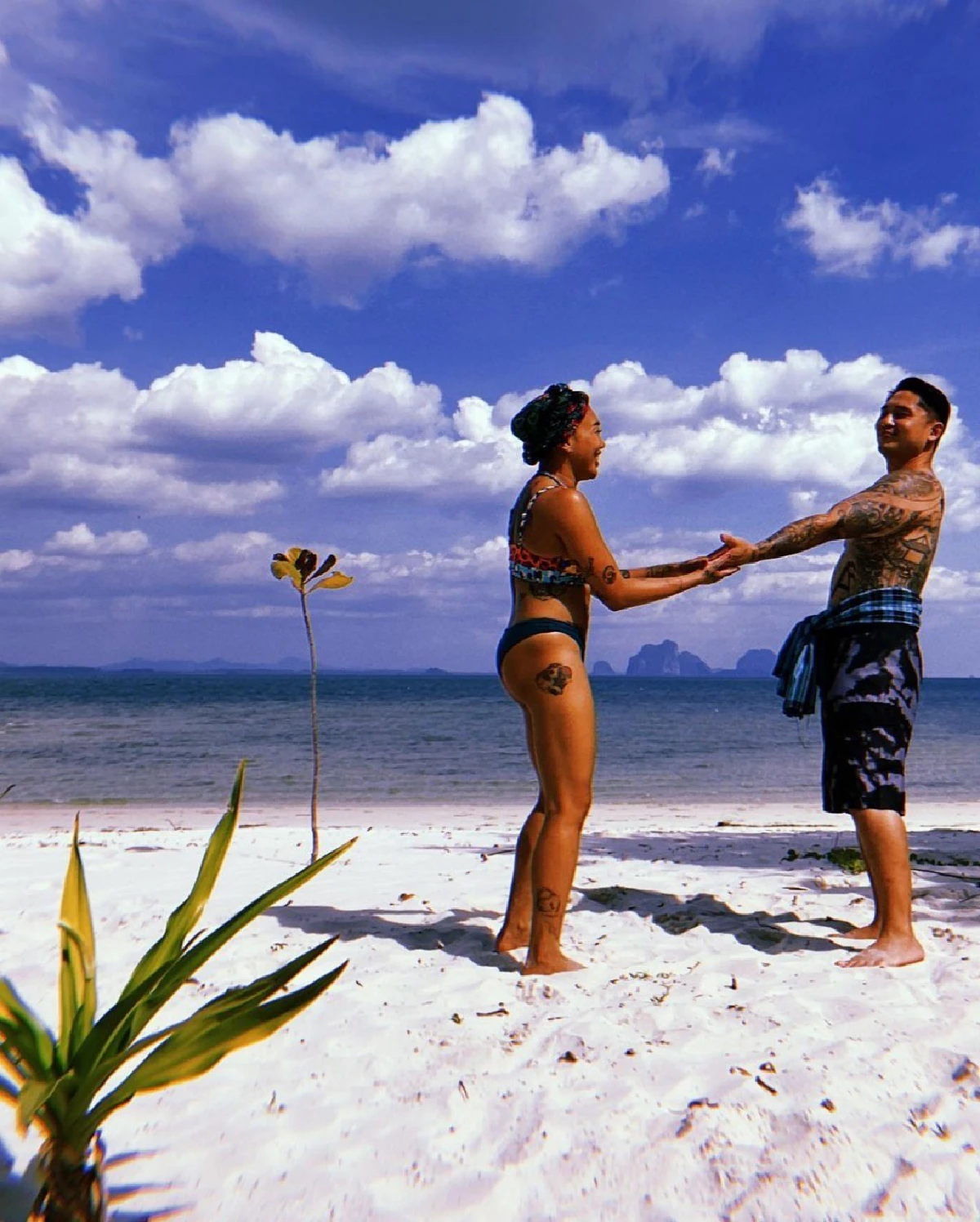 "ดา เอ็นโดรฟิน" จัดทริปสวีท "เดนนิส ไทยคูน" นอนแช่น้ำกลางแจ้งกันแบบหวานเว่อร์