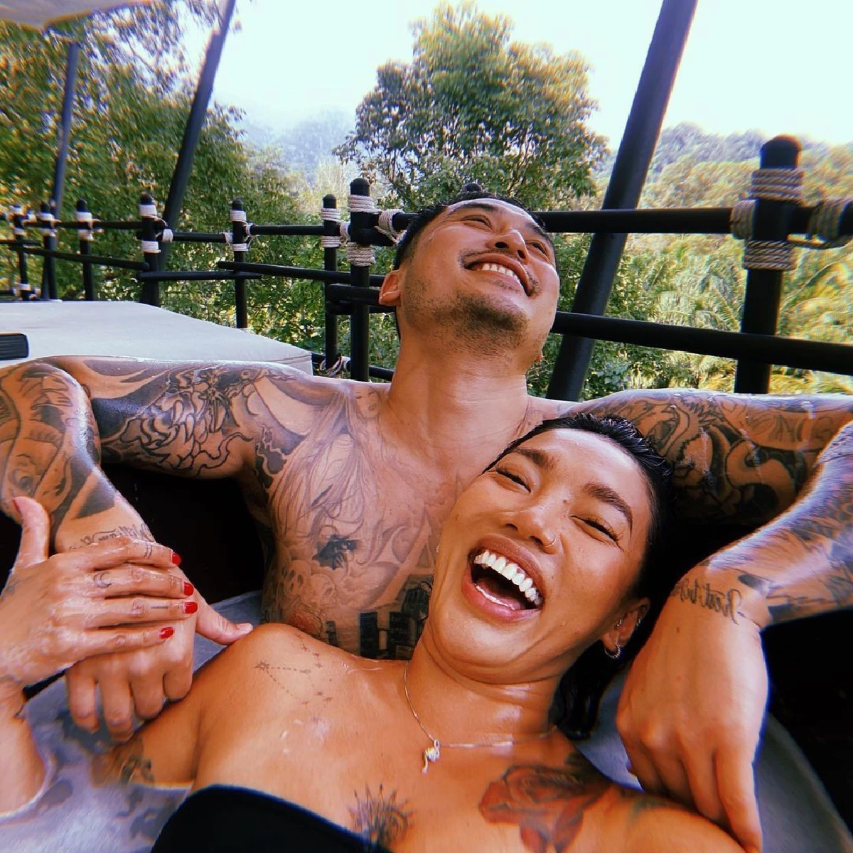 "ดา เอ็นโดรฟิน" จัดทริปสวีท "เดนนิส ไทยคูน" นอนแช่น้ำกลางแจ้งกันแบบหวานเว่อร์