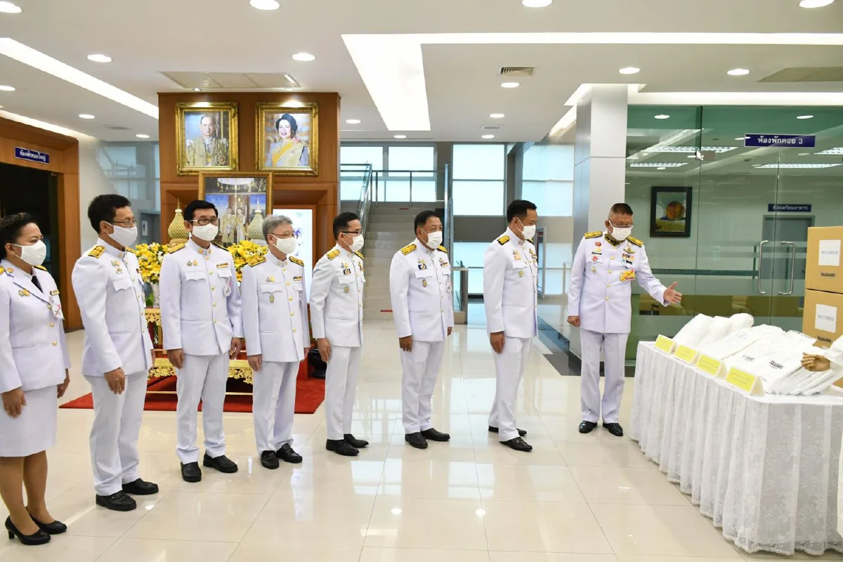 ในหลวงพระราชทานชุดPPE 7 แสนชุด-รถเอกซ์เรย์2คัน