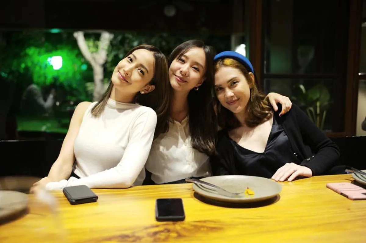 5 สาวเฟอร์บี้รวมตัวครบ พาหวานใจร่วมก๊วนดินเนอร์สุดคึกคัก