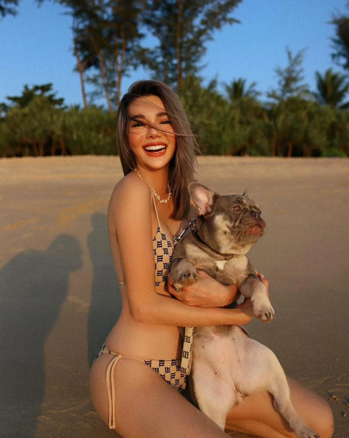 ดิว อริสรา แซ่บทุกสัดส่วน! นุ่งบิกินี่พาน้องหมาเดินเล่นริมหาด