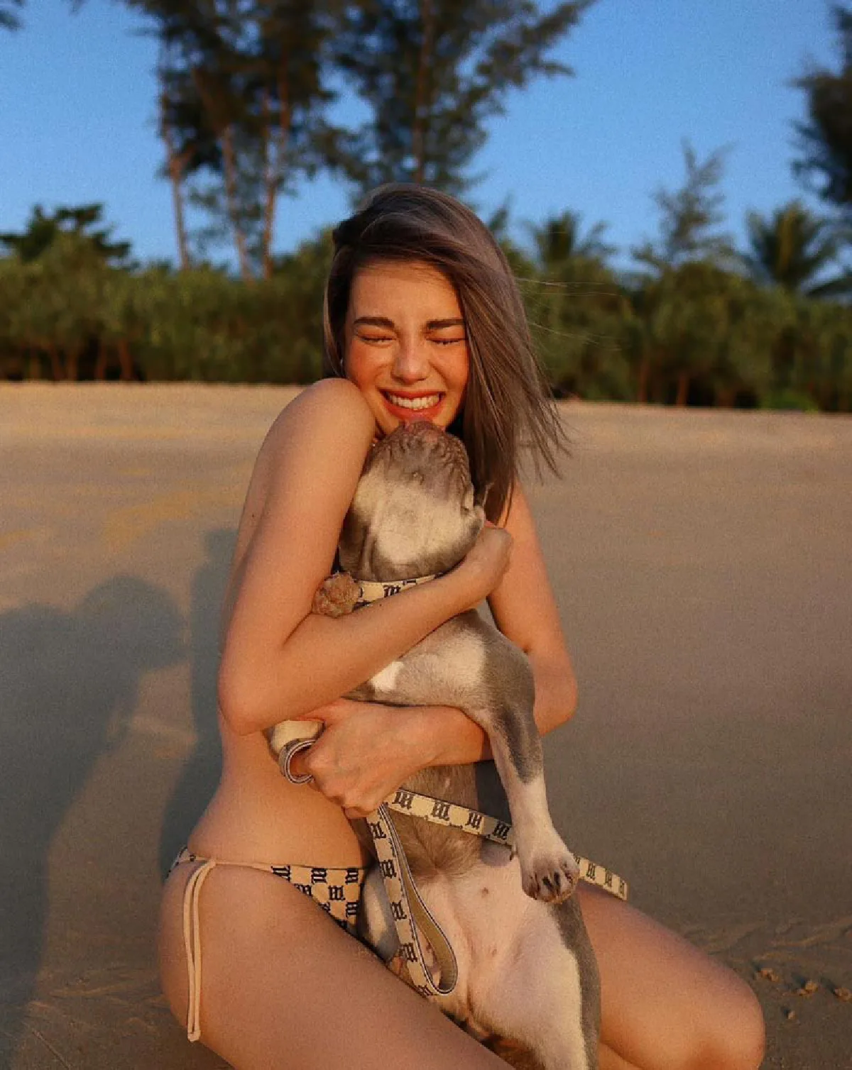 ดิว อริสรา แซ่บทุกสัดส่วน! นุ่งบิกินี่พาน้องหมาเดินเล่นริมหาด