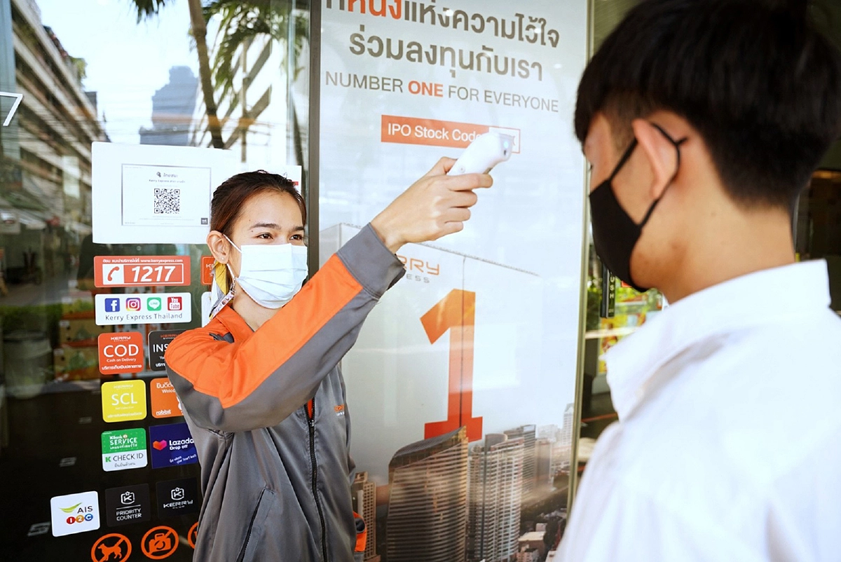ผู้บริหาร เคอรี่ เอ็กซ์เพรส ประกาศยกระดับมาตรการรับมือโควิดระลอกใหม่ มั่นใจจำนวนพัสดุที่เพิ่มขึ้นไม่ส่งผลกระทบ พร้อมสร้างความเชื่อมั่นให้ลูกค้ารับ-ส่ง พัสดุได้อย่างปลอดภัย 