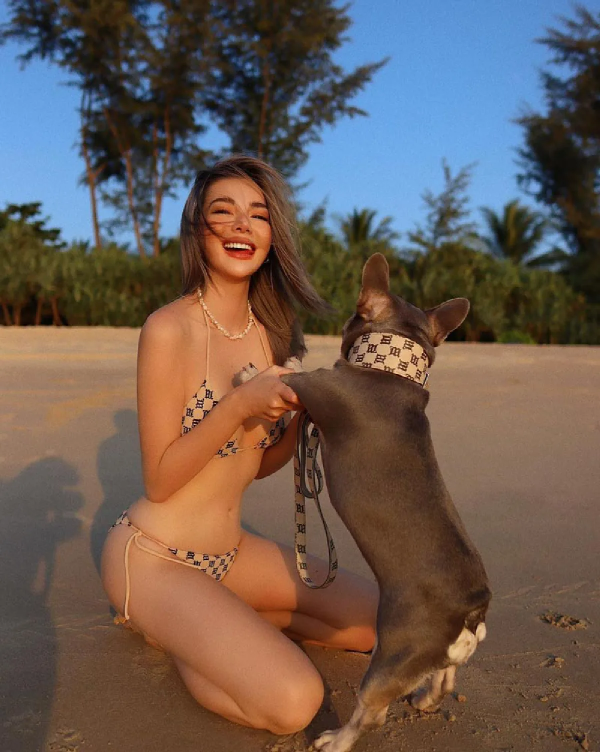 ดิว อริสรา แซ่บทุกสัดส่วน! นุ่งบิกินี่พาน้องหมาเดินเล่นริมหาด