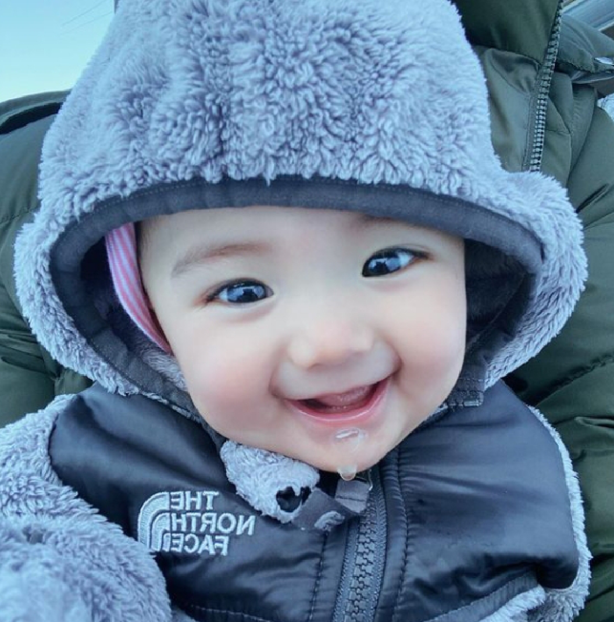 เจนนิเฟอร์-อั๋น เผยคลิปน่ารักพาลูกสาวทั้งสาม เที่ยวเล่นหิมะสนุกสนาน