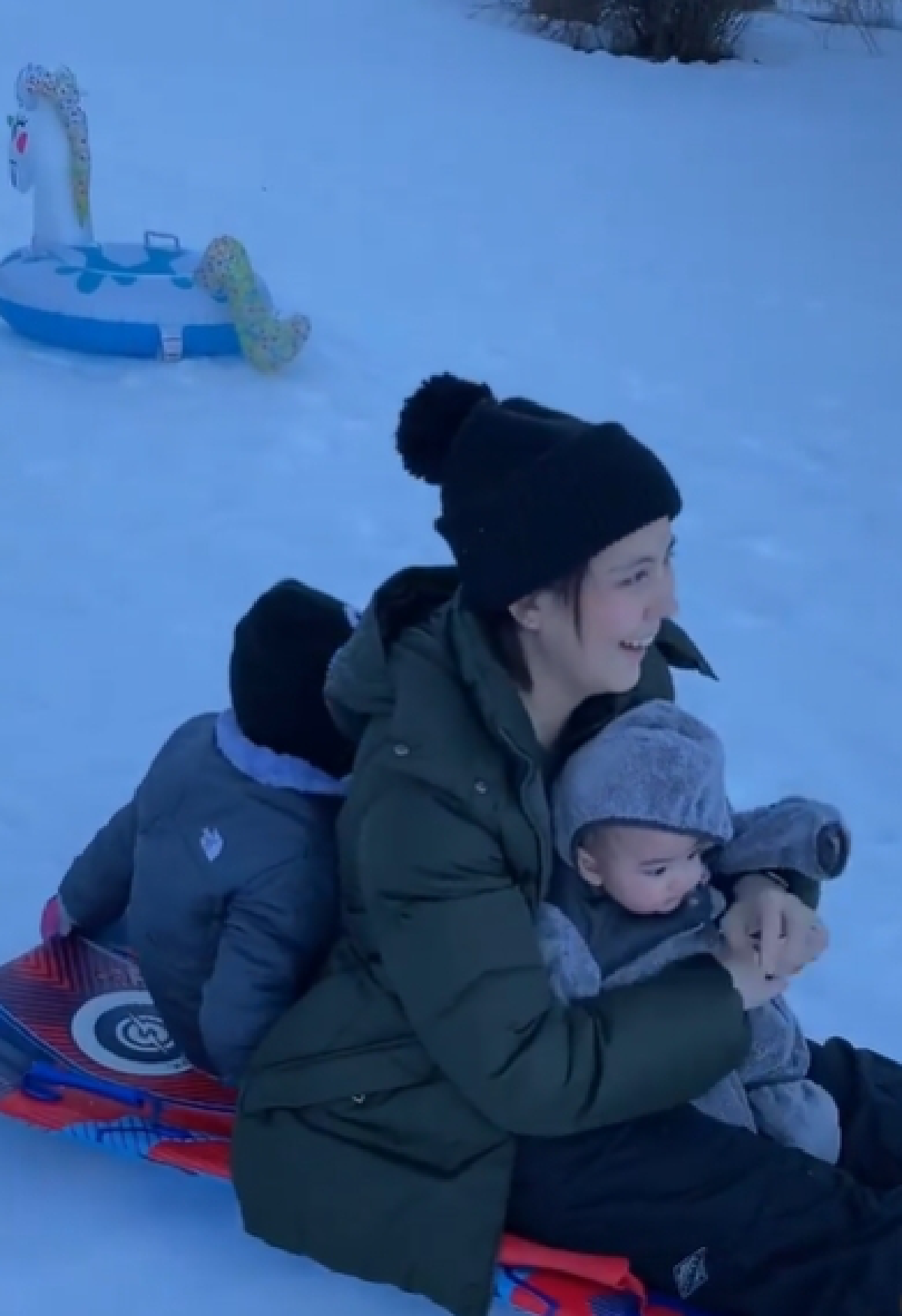 เจนนิเฟอร์-อั๋น เผยคลิปน่ารักพาลูกสาวทั้งสาม เที่ยวเล่นหิมะสนุกสนาน