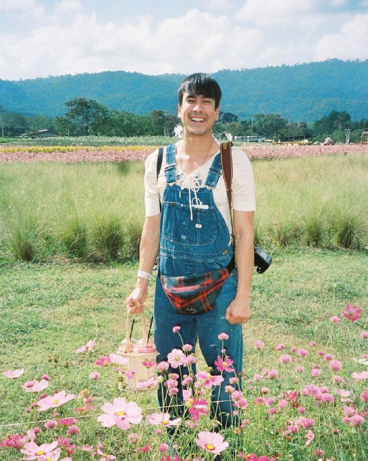 ณเดชน์ ปล่อยภาพน่ารักยิ้มหวานกลางทุ่ง แต่ชุดที่ใส่แย่งซีนมาก