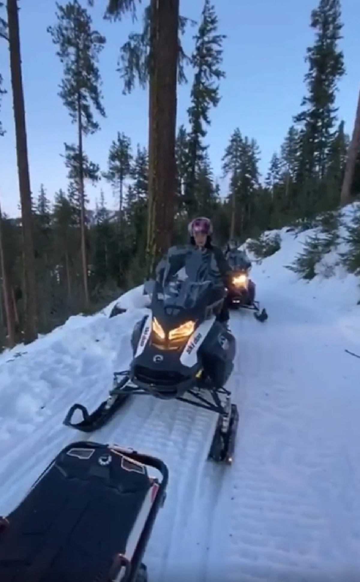 เจนนิเฟอร์-อั๋น เผยคลิปน่ารักพาลูกสาวทั้งสาม เที่ยวเล่นหิมะสนุกสนาน