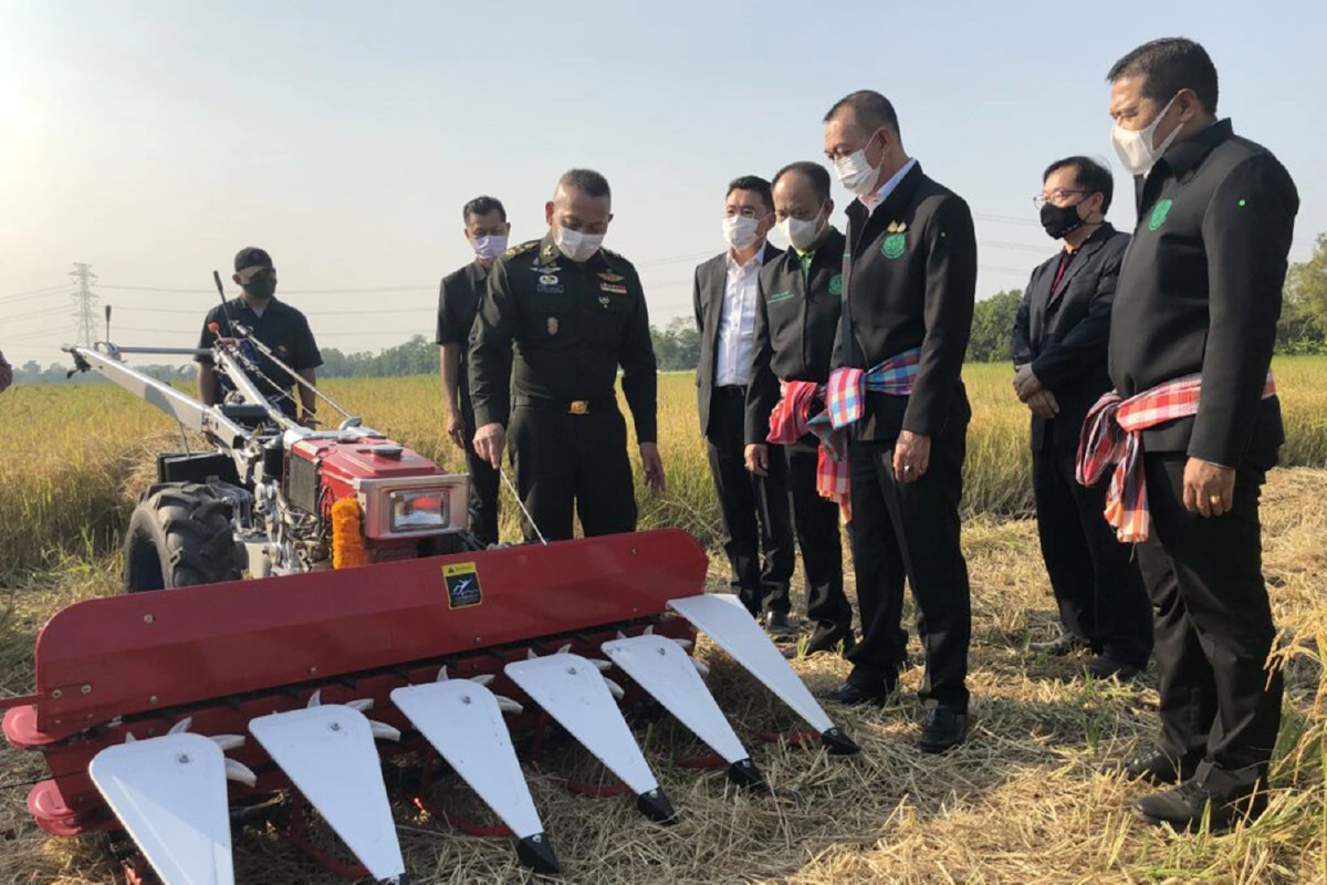"เฉลิมชัย"นำทีมทดสอบนวัตกรรมเกี่ยวข้าวขนาดเล็กลดต้นทุนชาวนา