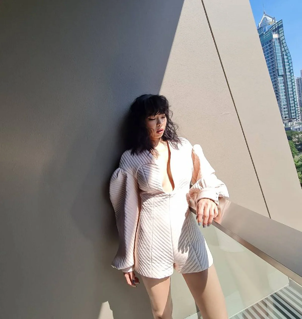  แซ่บไม่มีแผ่ว! “คริส หอวัง” กับชุดแหวกลึกเกือบถึงสะดือ ถ่ายแฟชั่นเซตแสงและเงา