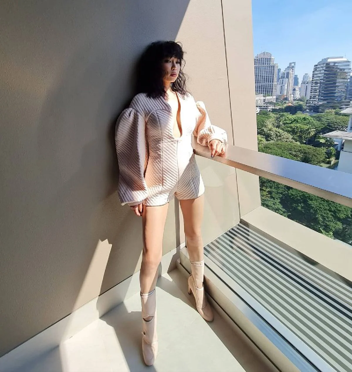  แซ่บไม่มีแผ่ว! “คริส หอวัง” กับชุดแหวกลึกเกือบถึงสะดือ ถ่ายแฟชั่นเซตแสงและเงา