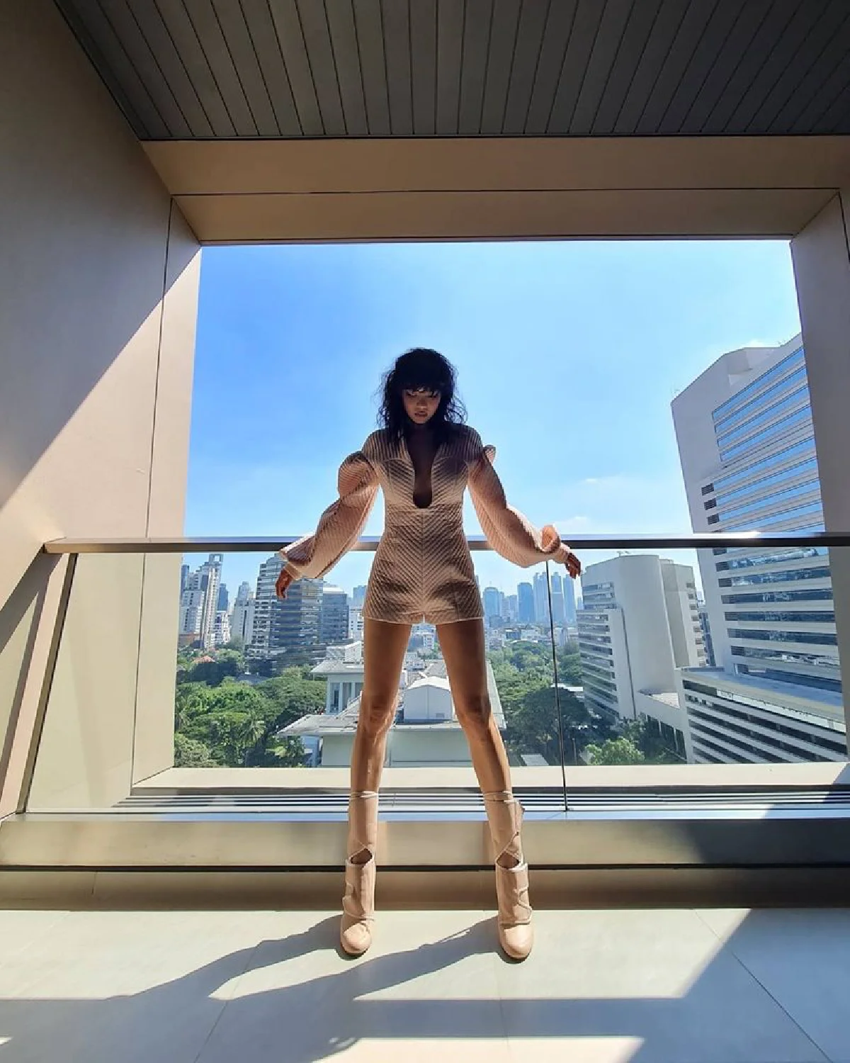  แซ่บไม่มีแผ่ว! “คริส หอวัง” กับชุดแหวกลึกเกือบถึงสะดือ ถ่ายแฟชั่นเซตแสงและเงา