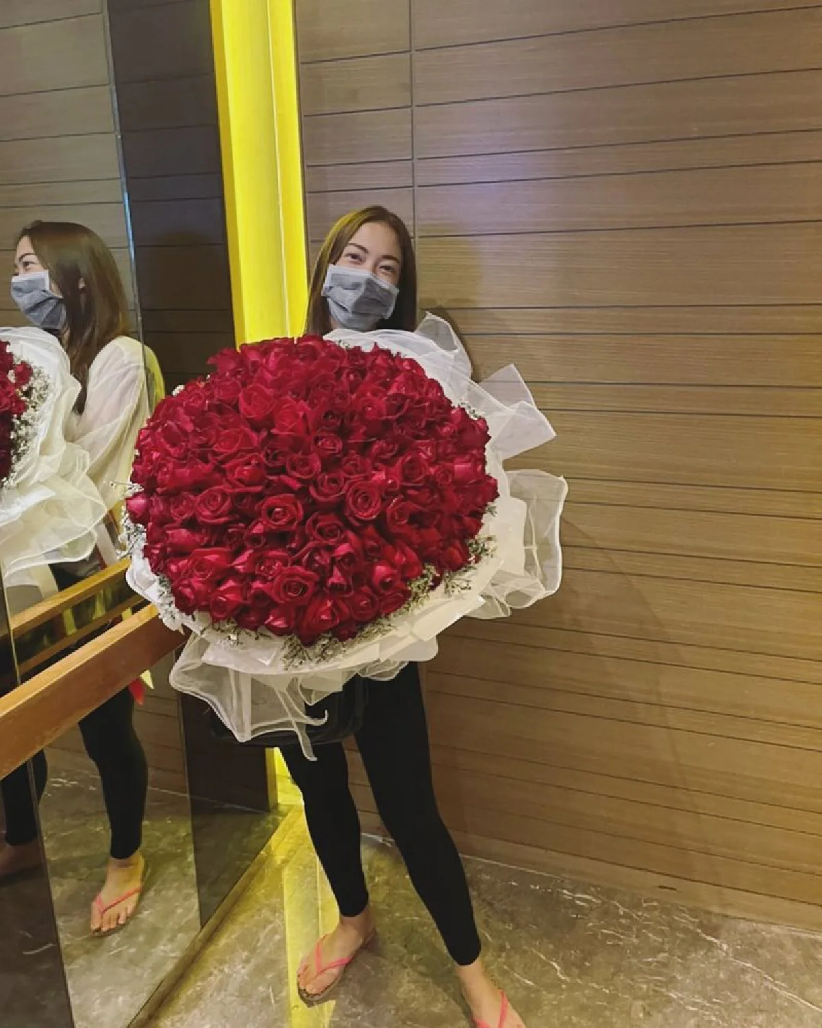 ตรงนี้มีคนอินเลิฟ “แป้ง อรจิรา” อวดช่อดอกกุหลาบแดงใหญ่มาก