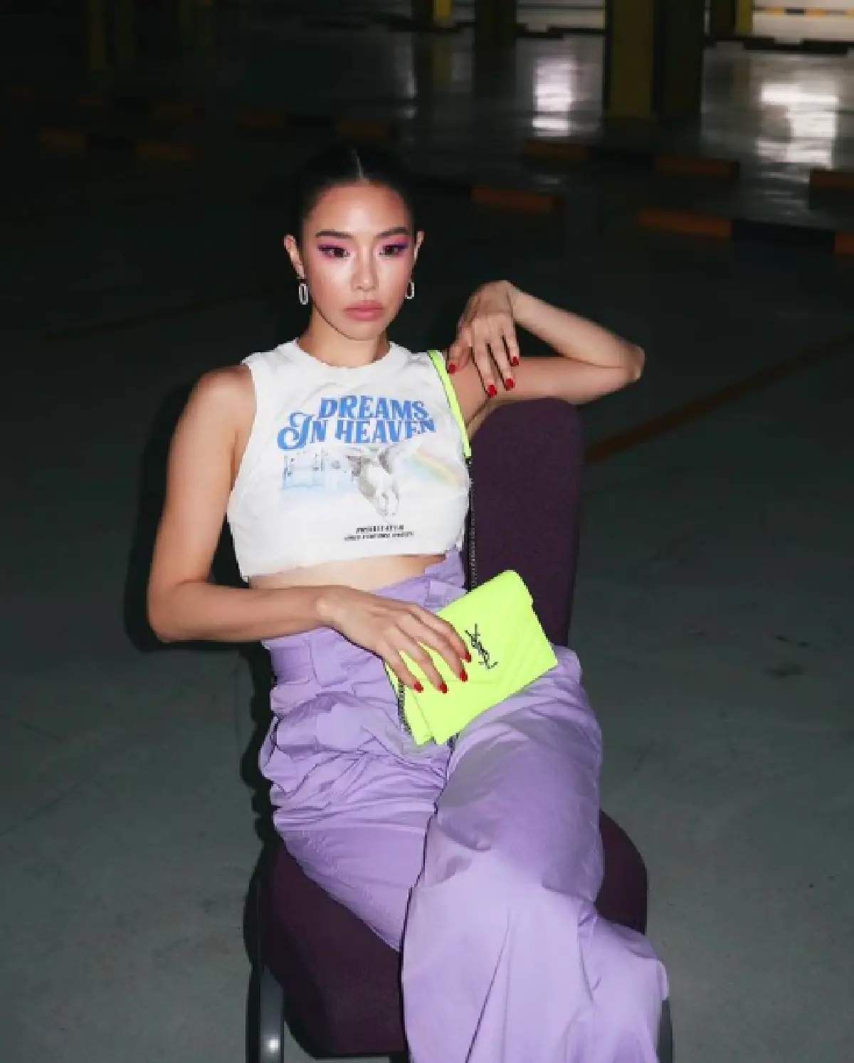  แซ่บไม่มีแผ่ว! “คริส หอวัง” กับชุดแหวกลึกเกือบถึงสะดือ ถ่ายแฟชั่นเซตแสงและเงา