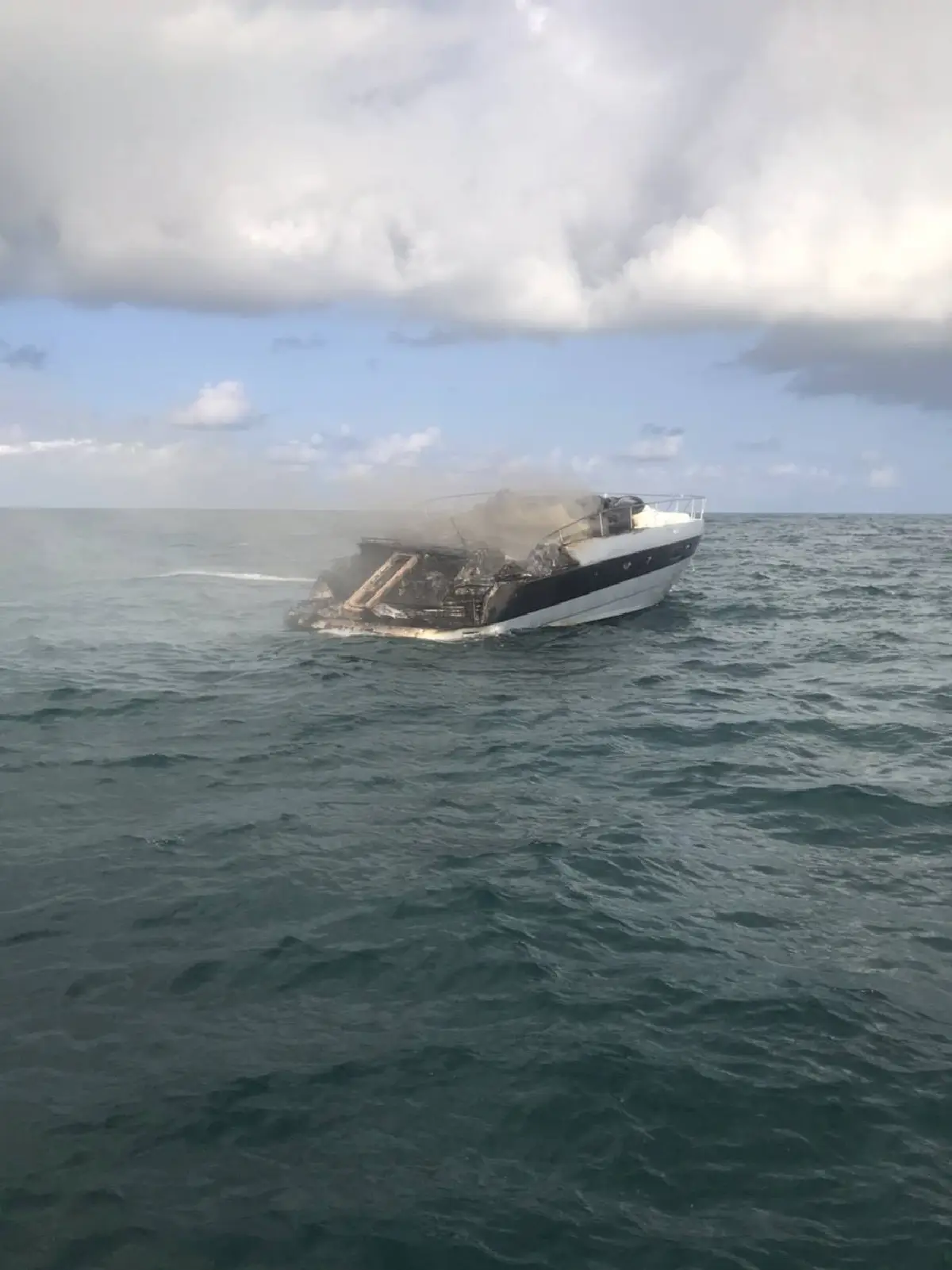 ไฟไหม้เรือสปีดโบ้ทบนเกาะพะงันลูกเรือ2คนรอดตายหวุดหวิด