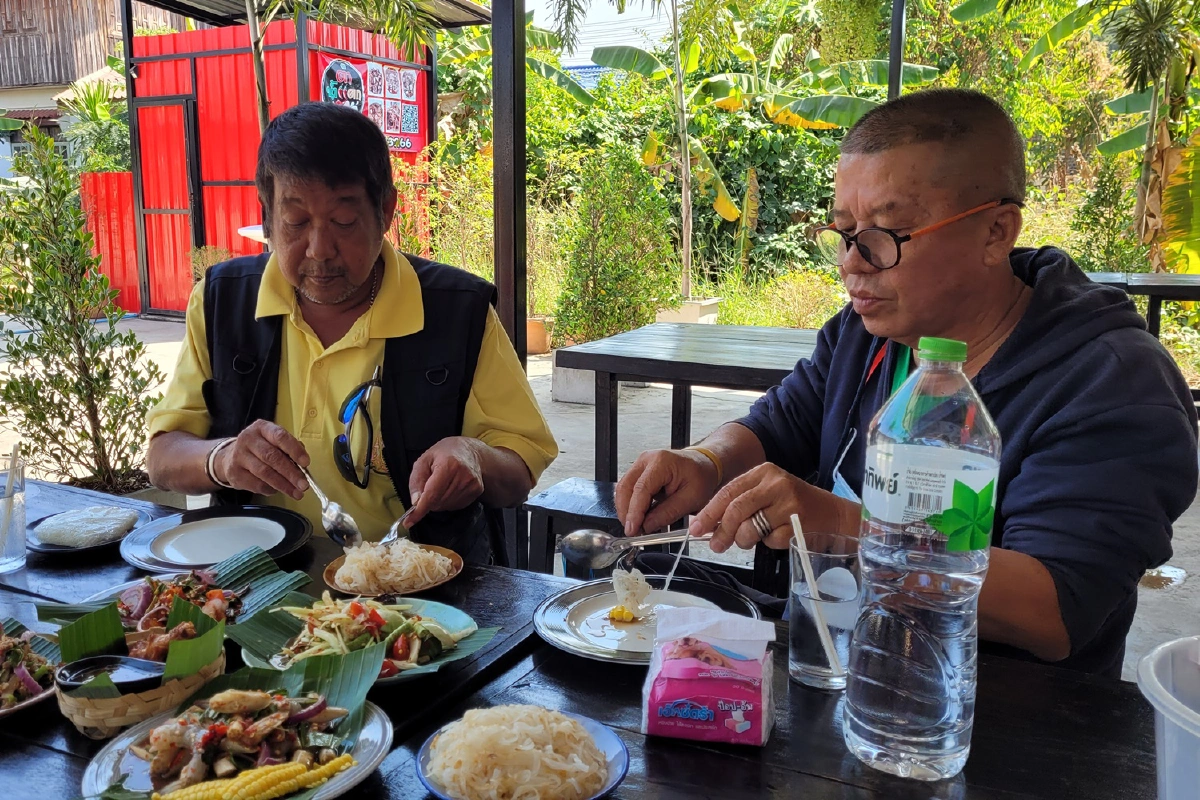 สาวไทยกลับออสเตรเลียไม่ได้เพราะโควิดเปิดร้านตำน้ำแตกลูกค้าแน่น