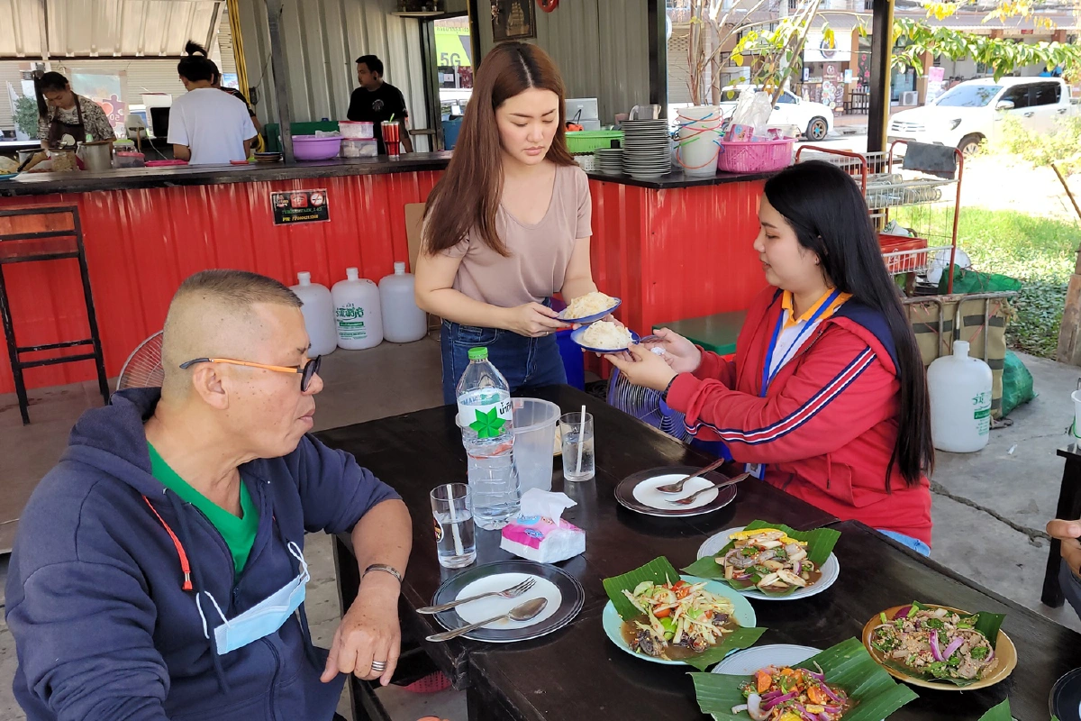 สาวไทยกลับออสเตรเลียไม่ได้เพราะโควิดเปิดร้านตำน้ำแตกลูกค้าแน่น