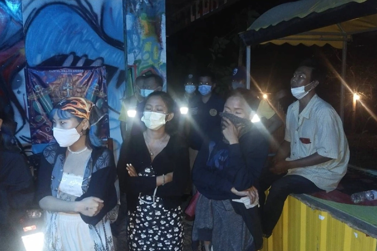 ฝ่าฝืนคำสั่งคุมโควิด! ตำรวจร่วมฝ่ายปกครองทลายแก๊งลอบปาร์ตี้เกาะพะงัน 