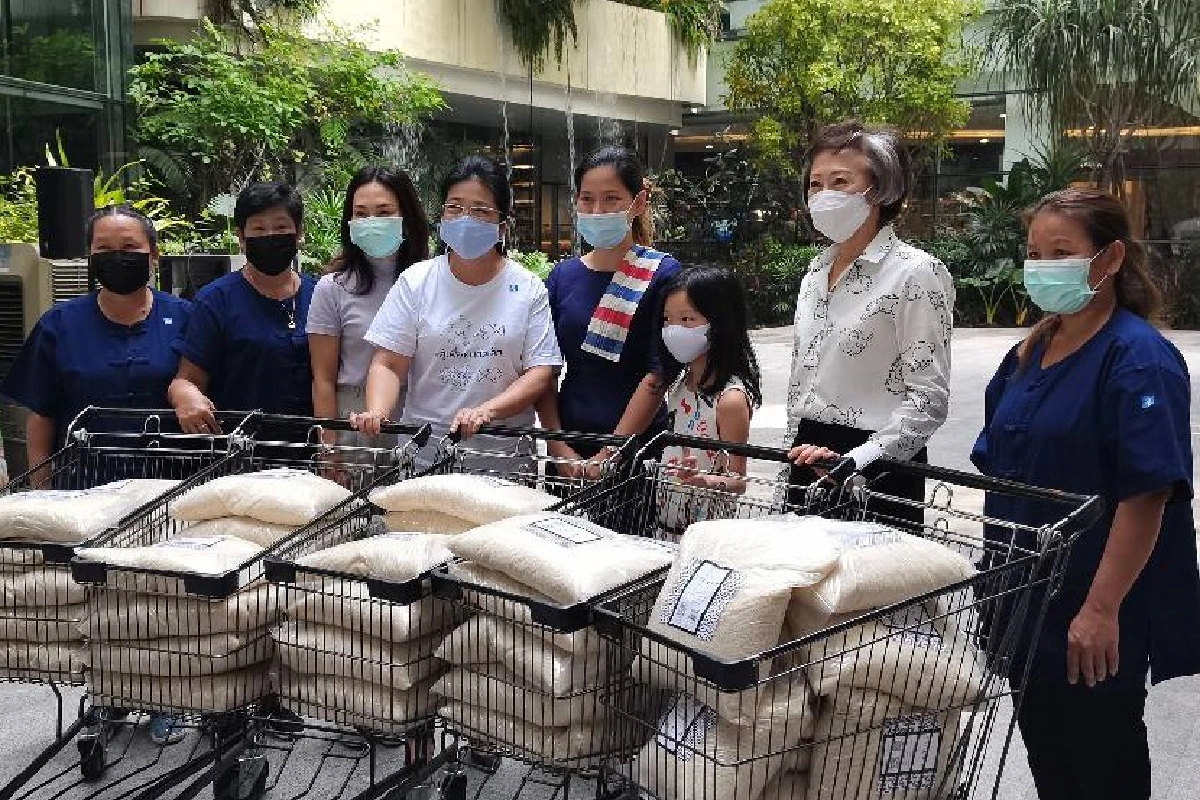 คุณหญิงสุดารัตน์ลุยขายข้าวสารช่วยชาวนาชูวิทย์ร่วมอุดหนุน