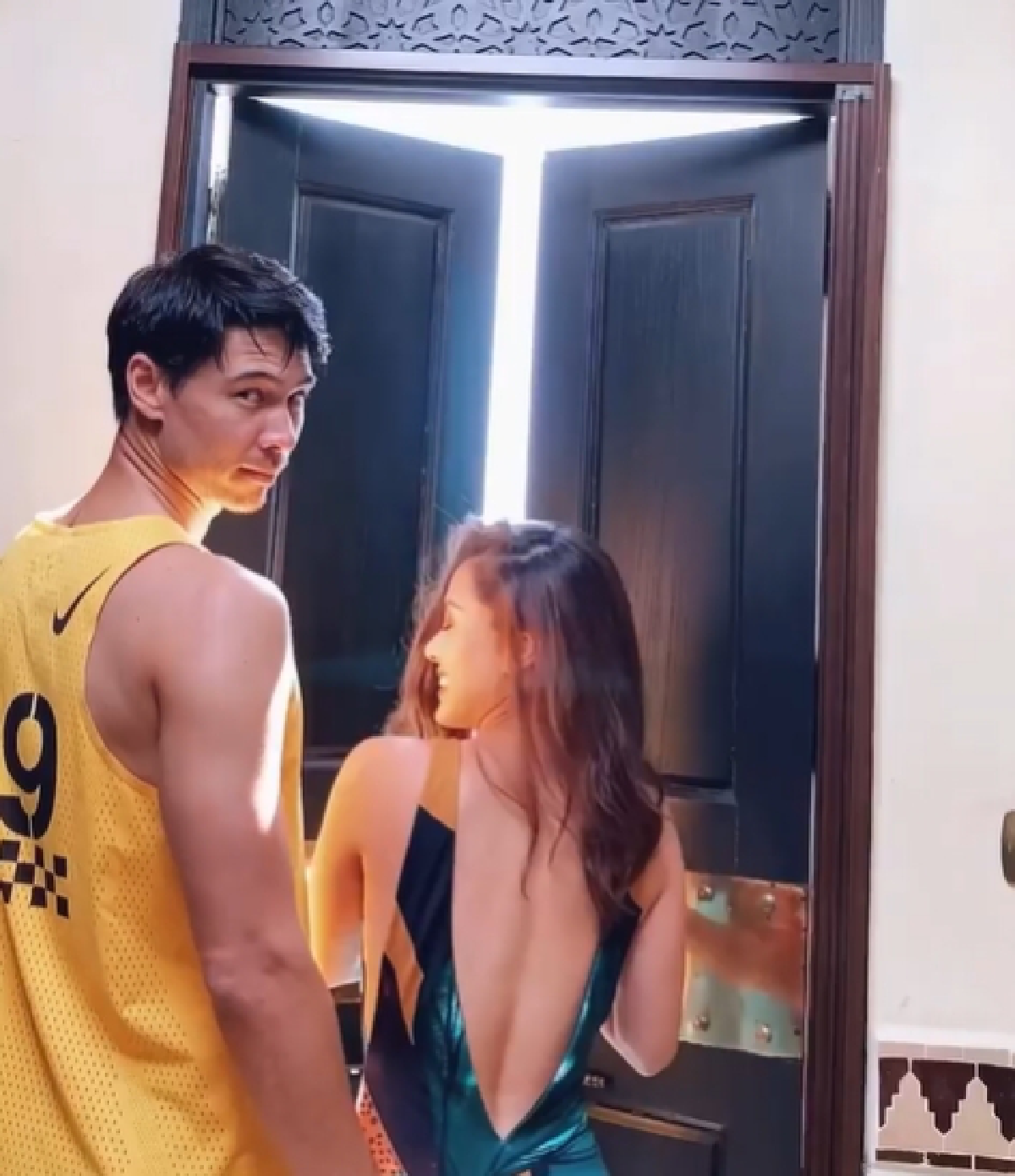 แมทธิว-ลิเดีย เผยคลิปหวิว..ชวนกันลงสระจัดเต็มความเซ็กซี่