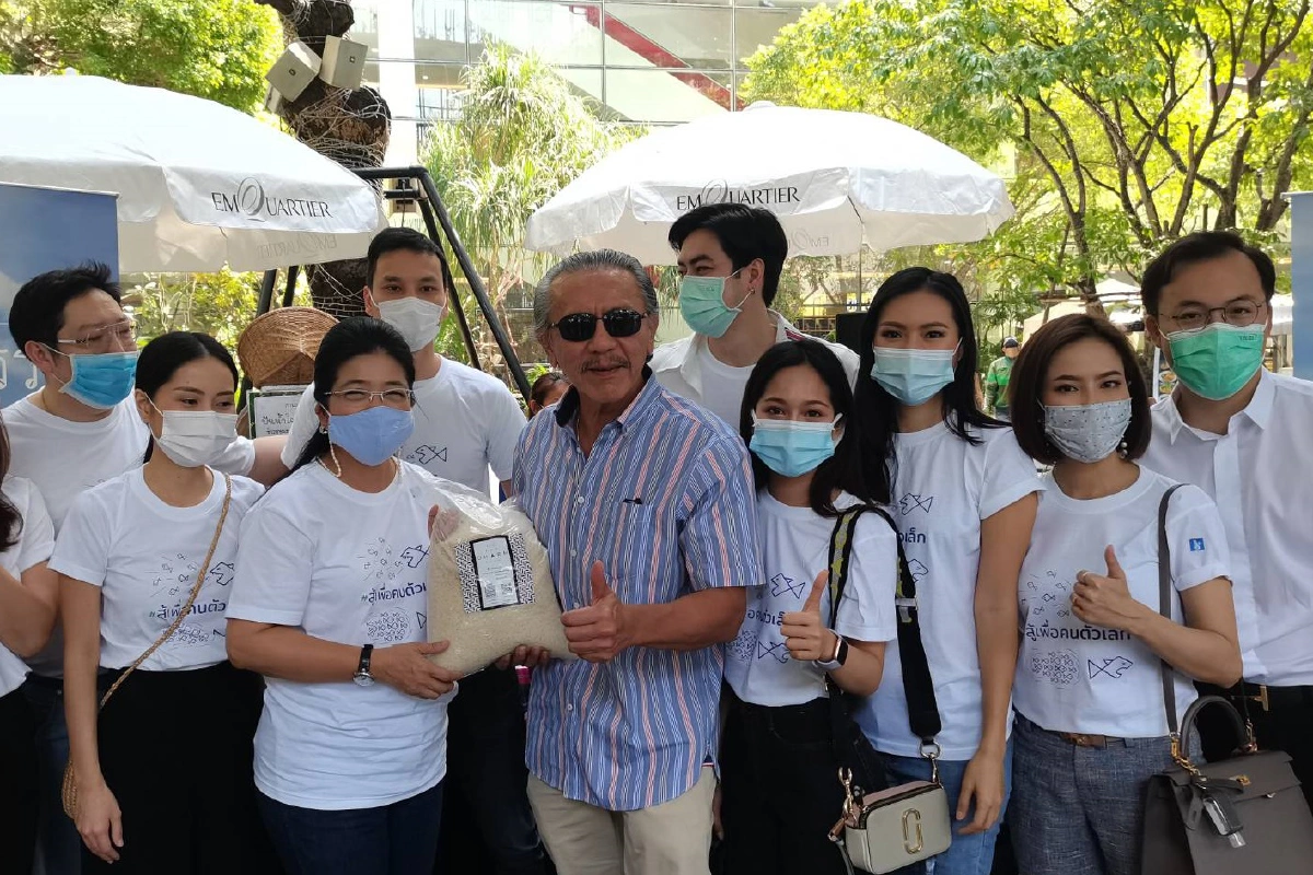 คุณหญิงสุดารัตน์ลุยขายข้าวสารช่วยชาวนาชูวิทย์ร่วมอุดหนุน