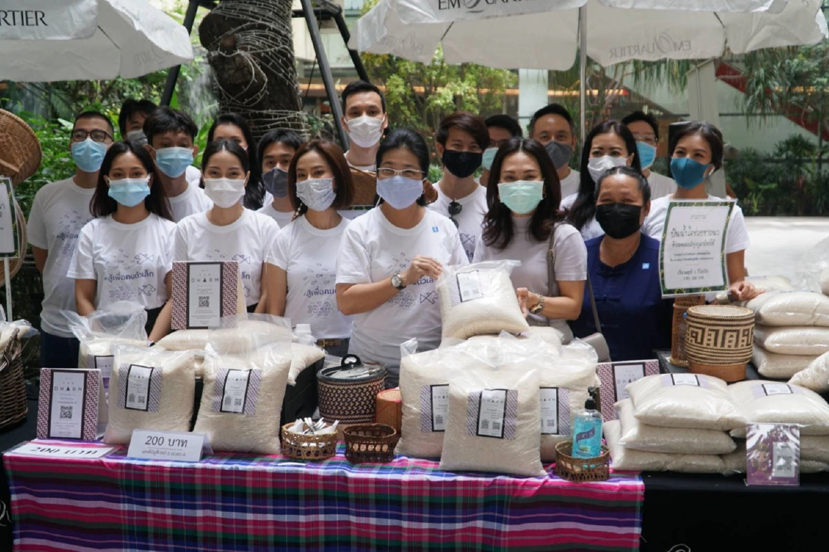 คุณหญิงสุดารัตน์ลุยขายข้าวสารช่วยชาวนาชูวิทย์ร่วมอุดหนุน