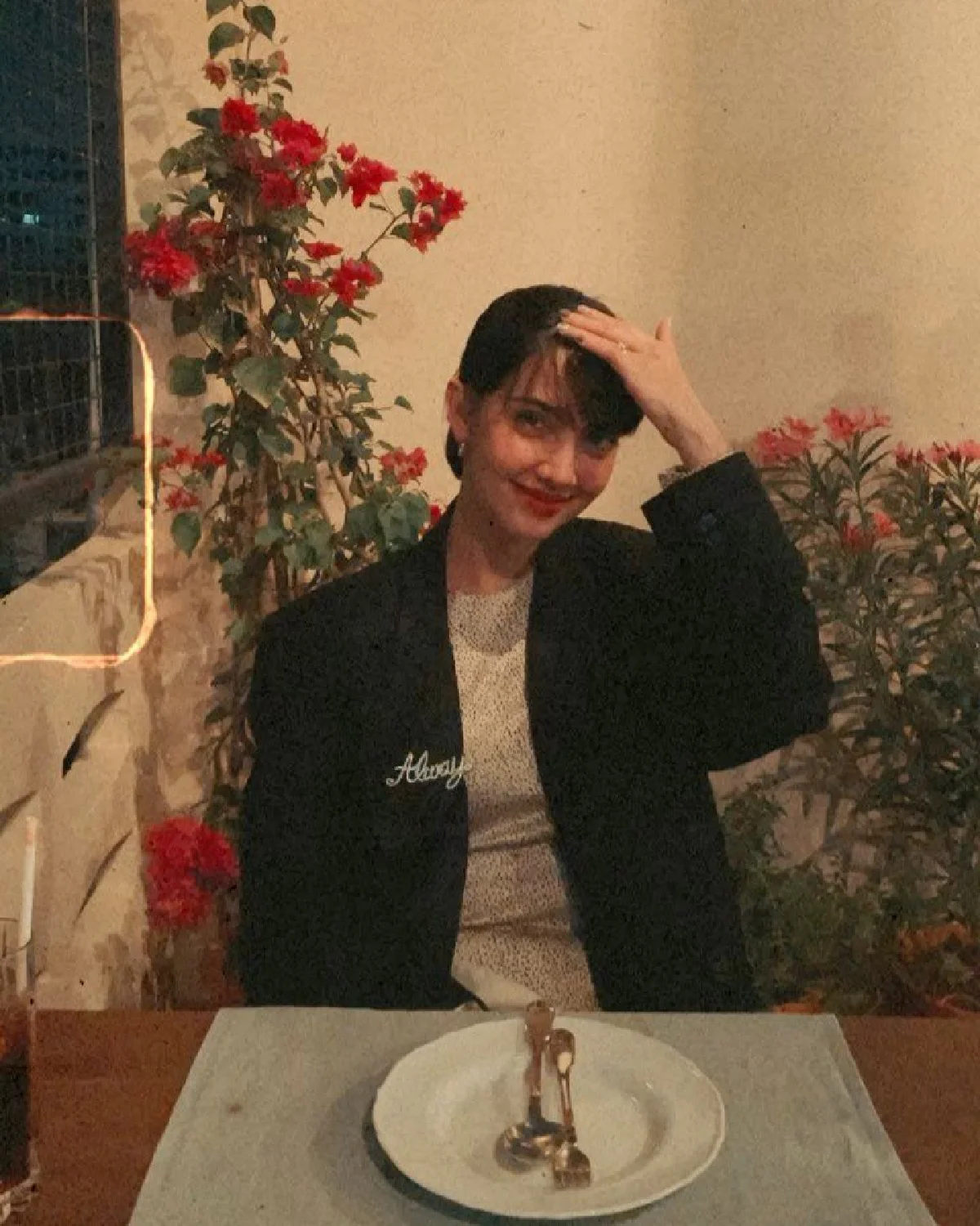 รักหวานตลอดไป! ซาร่า-เอ็ม ฉลองครบรอบแต่งงานเรียบง่ายอบอุ่น 