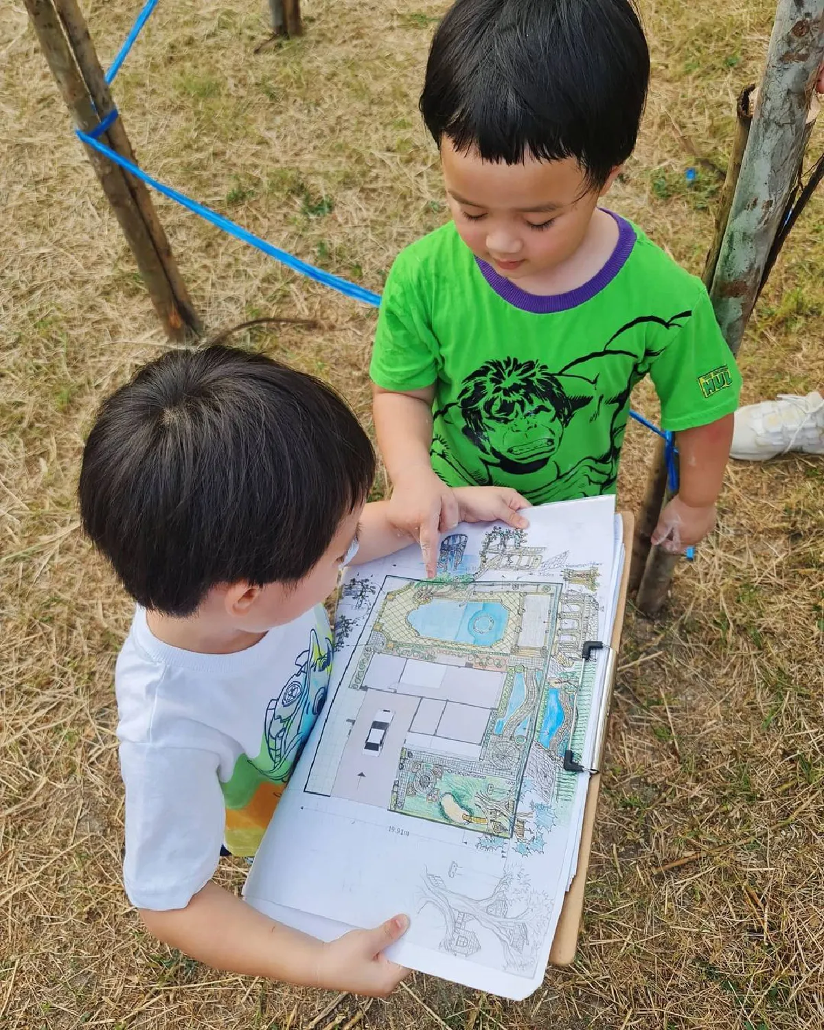 น่าเอ็นดู! สายฟ้า-พายุ รับบทเกษตรกร ขุดดินรดน้ำสวนบ้านคุณยาย 