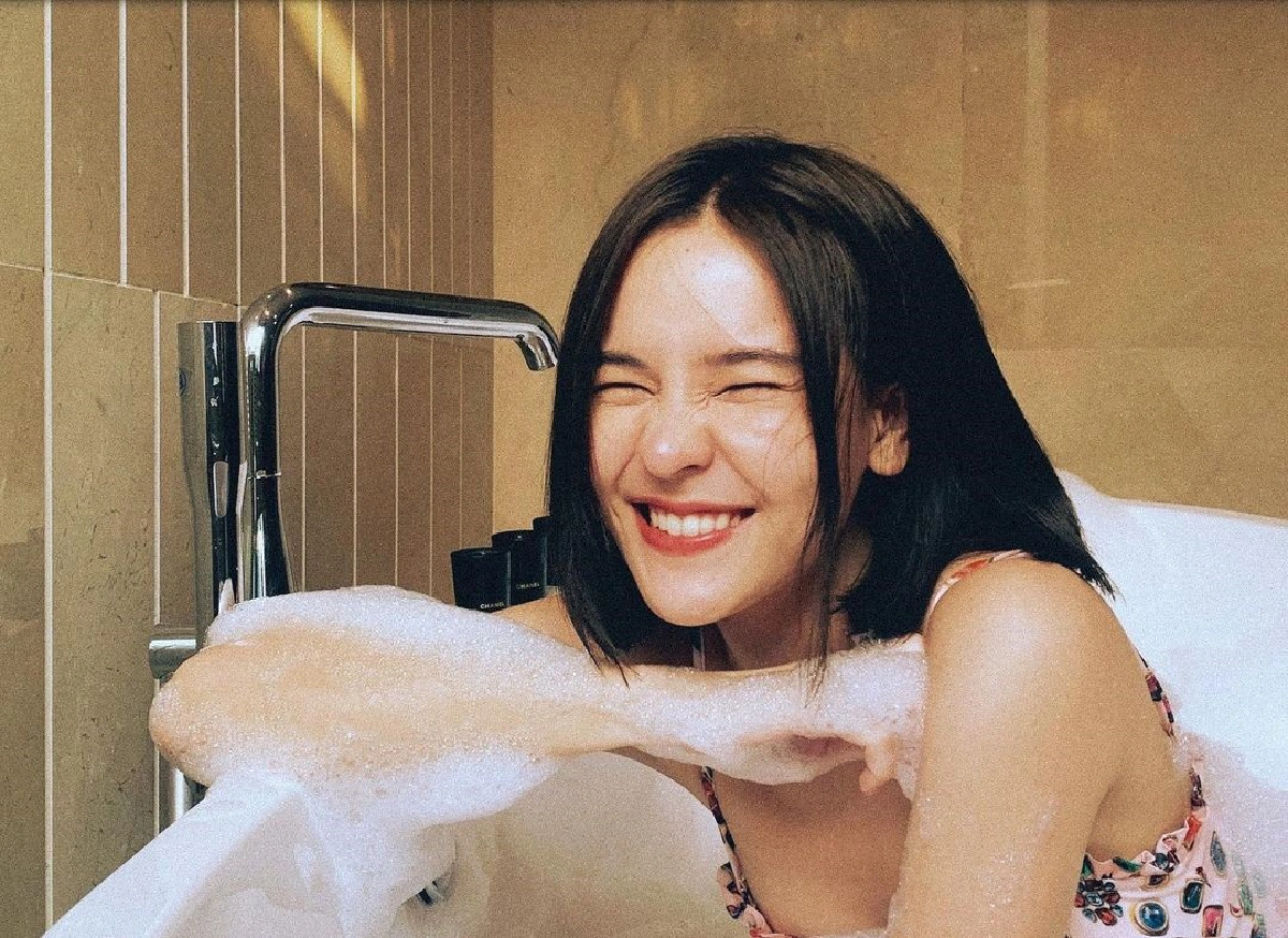 สดใสปนเซ็กซี่! ออม สุชาร์ สลัดผ้าลงอ่างเล่นน้ำ ทำเอาหนุ่มๆใจละลาย