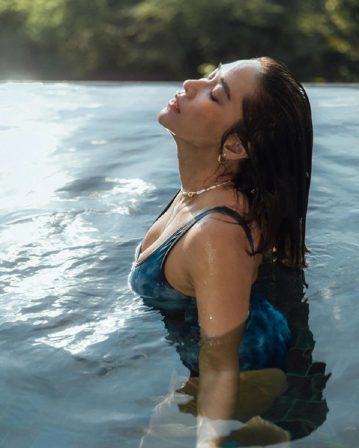 ก็เสื้อมันยั่ว! พลอย เฌอมาลย์ เซ็กซี่อวดหุ่นแซ่บผิวแทนสวยมาก