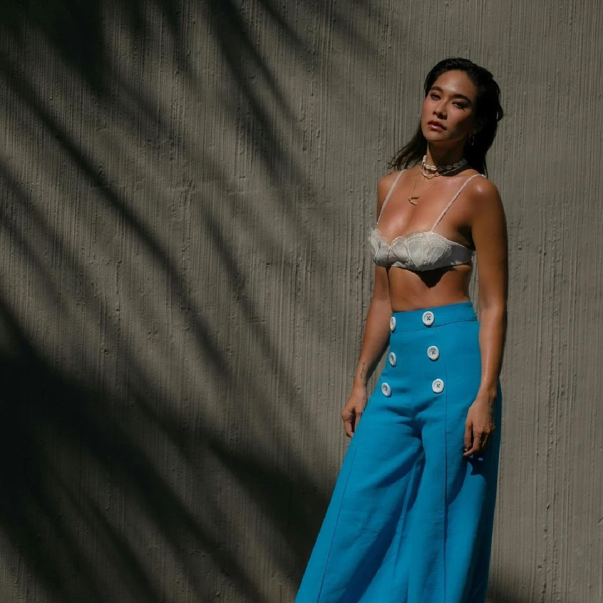 ก็เสื้อมันยั่ว! พลอย เฌอมาลย์ เซ็กซี่อวดหุ่นแซ่บผิวแทนสวยมาก