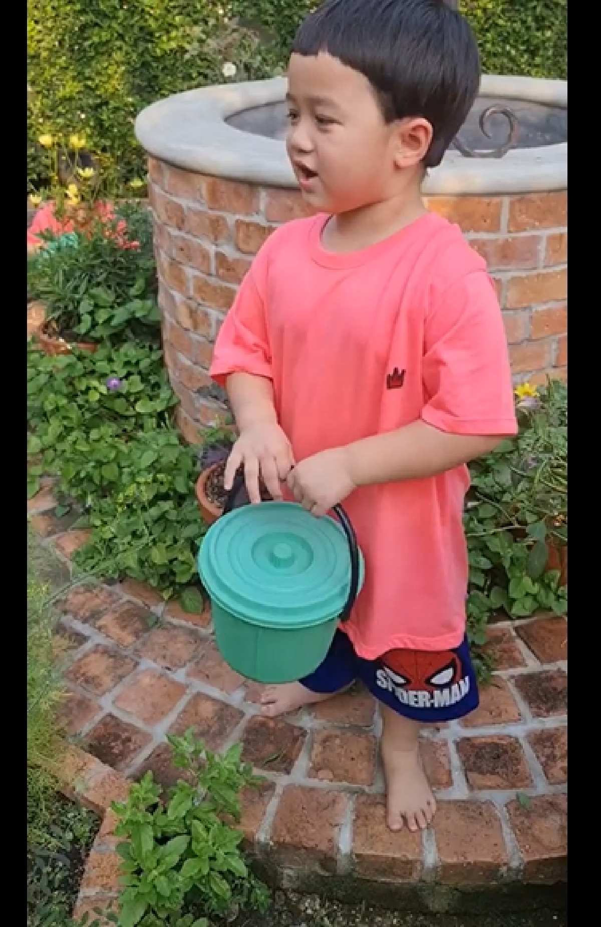 น่าเอ็นดู! สายฟ้า-พายุ รับบทเกษตรกร ขุดดินรดน้ำสวนบ้านคุณยาย 