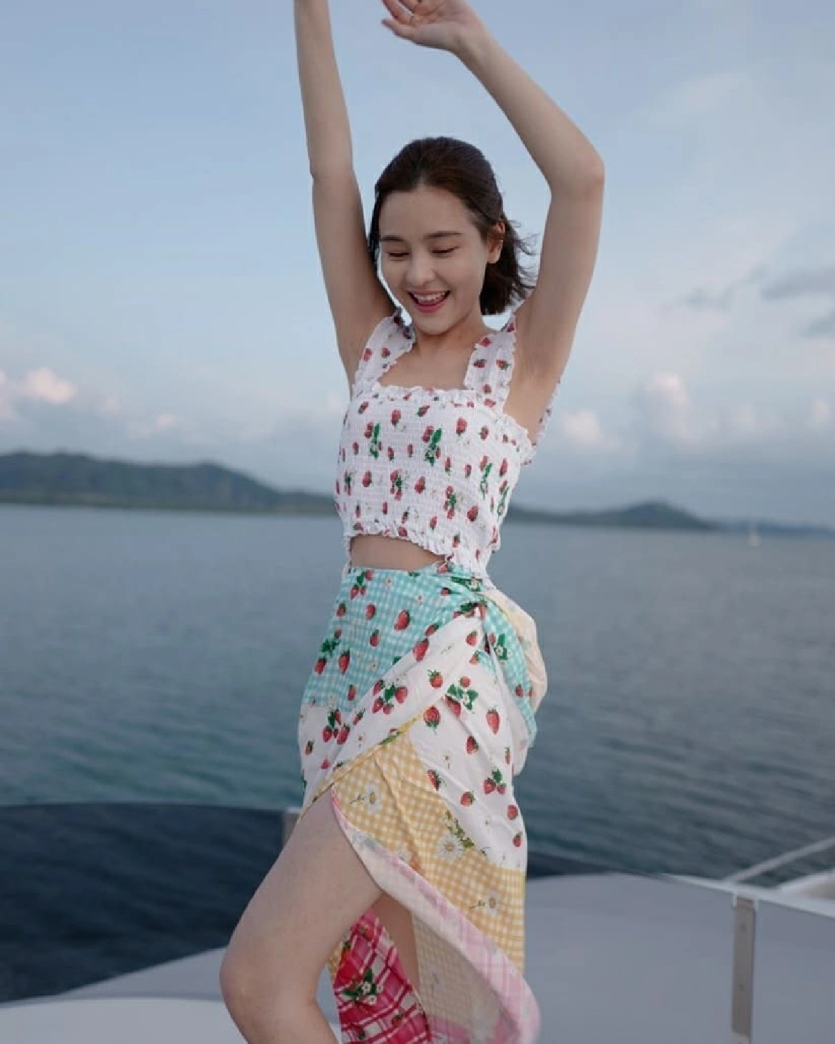 สดใสปนเซ็กซี่! ออม สุชาร์ สลัดผ้าลงอ่างเล่นน้ำ ทำเอาหนุ่มๆใจละลาย