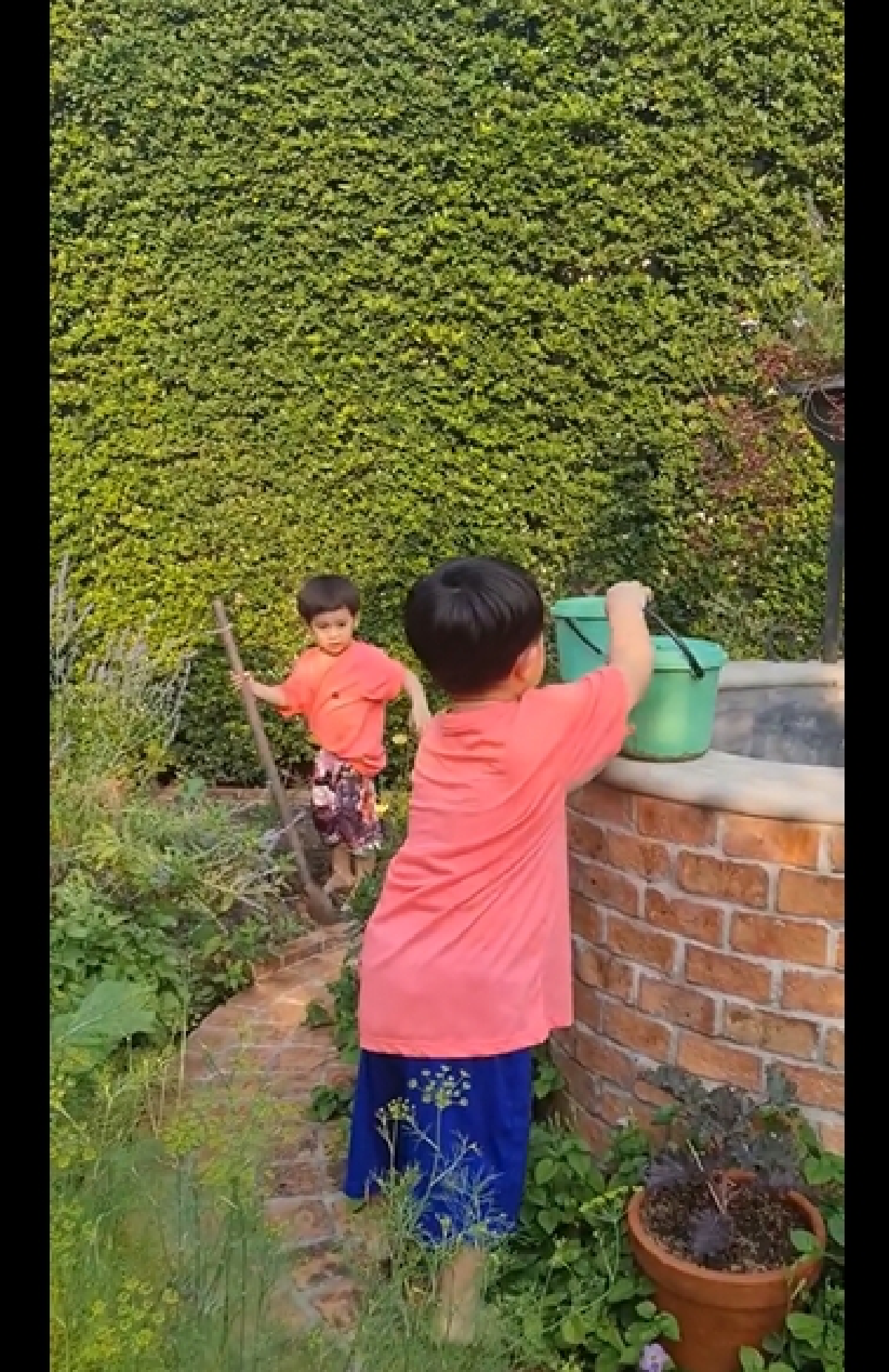 น่าเอ็นดู! สายฟ้า-พายุ รับบทเกษตรกร ขุดดินรดน้ำสวนบ้านคุณยาย 